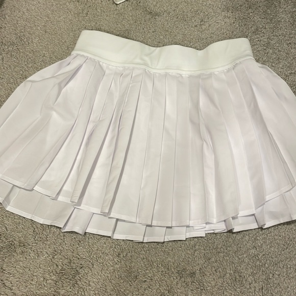 White tennis skirt - Picture 1 of 2